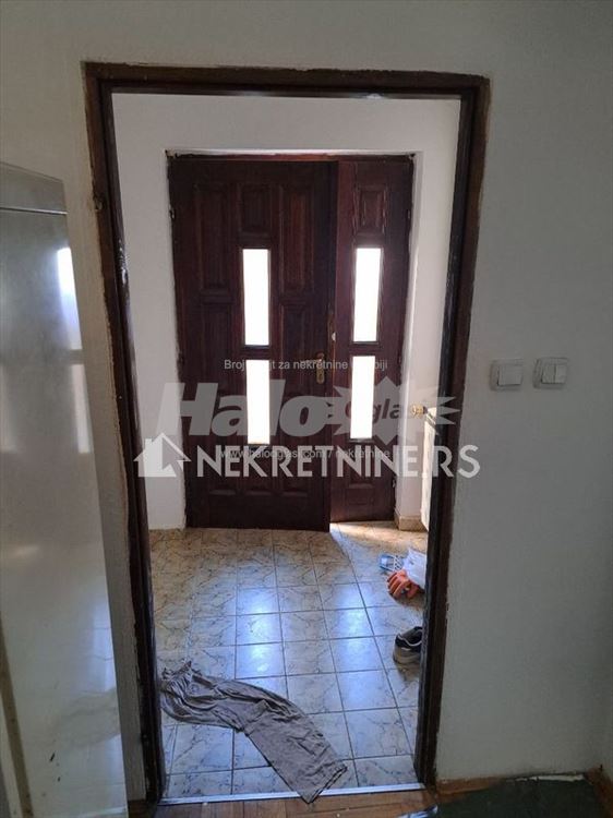 Renoviran stan u kuci useljiv odmah odlicna lokacI — 8