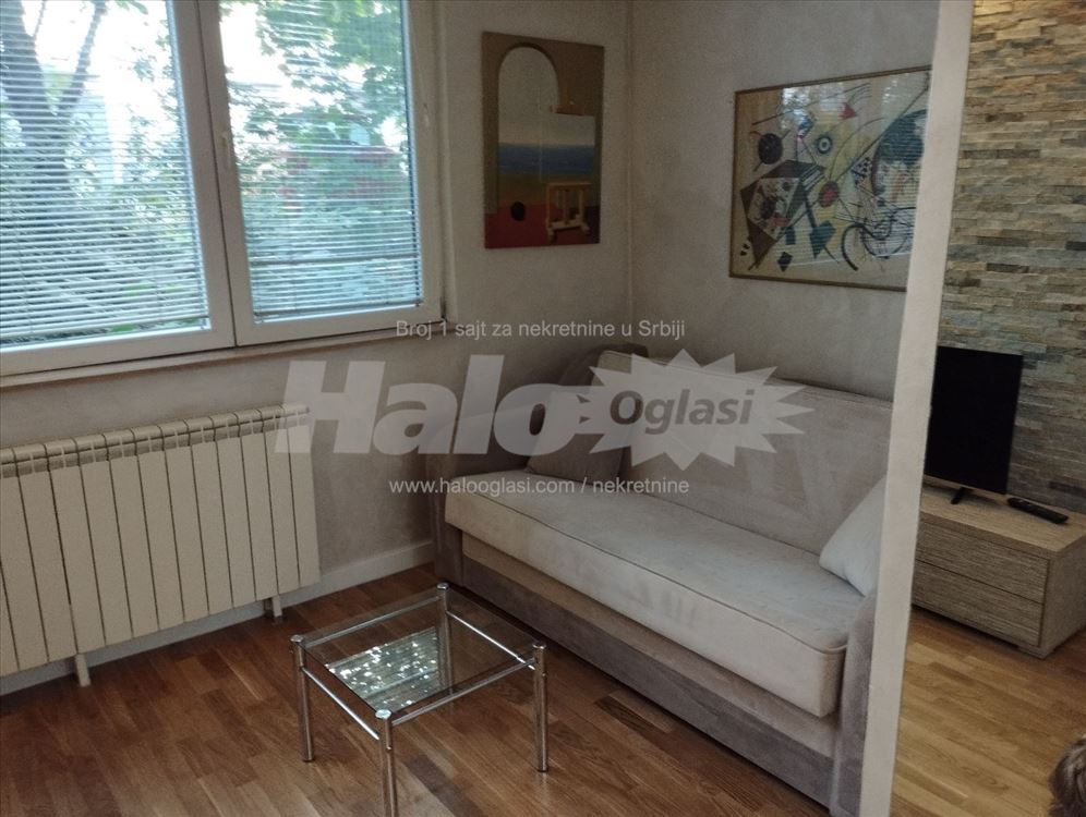 Renovirana garsonjera, Konjarnik, useljiv od 01.06 — 13