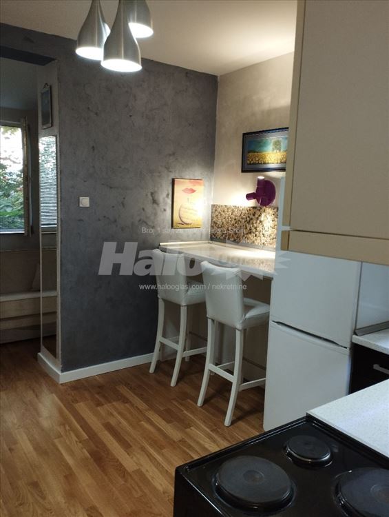 Renovirana garsonjera, Konjarnik, useljiv od 01.06 — 15