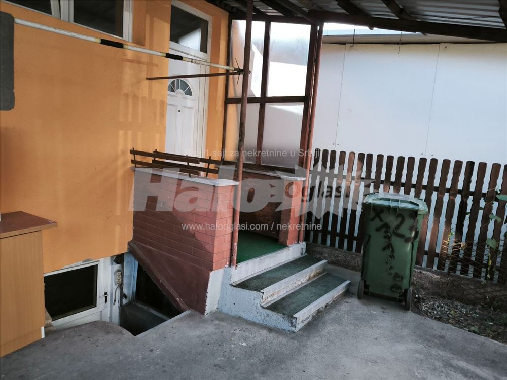 Renovirana kuća sa dvorištem u MML — 2