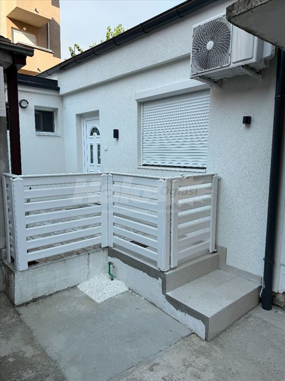 Renovirana kuća sa terasom | Zvezdara, 38 m² — 2
