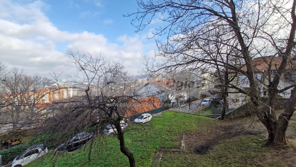 Revnoviran stan, u mirnom okruženju sa zelenilom — 14