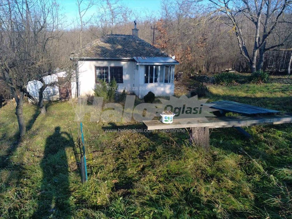 Ripanj 16 ari, kuća 25 kvm, voda i struja uvedeni — 3