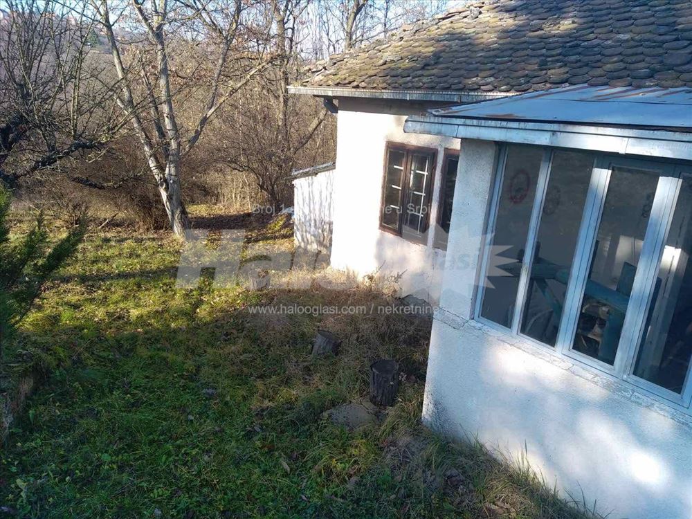 Ripanj 16 ari, kuća 25 kvm, voda i struja uvedeni — 4