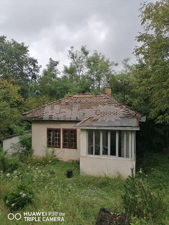 Ripanj 16 ari, kuća 25 kvm, voda i struja uvedeni — 8
