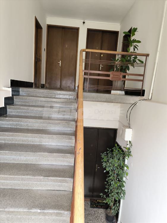 Salonac centar Narodno pozorište HITNO — 13