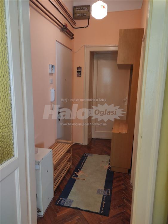 Salonac u blizini Hrama Svetog Save — 4