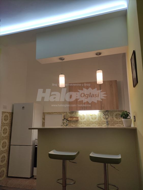 Salonac u blizini Hrama Svetog Save — 5