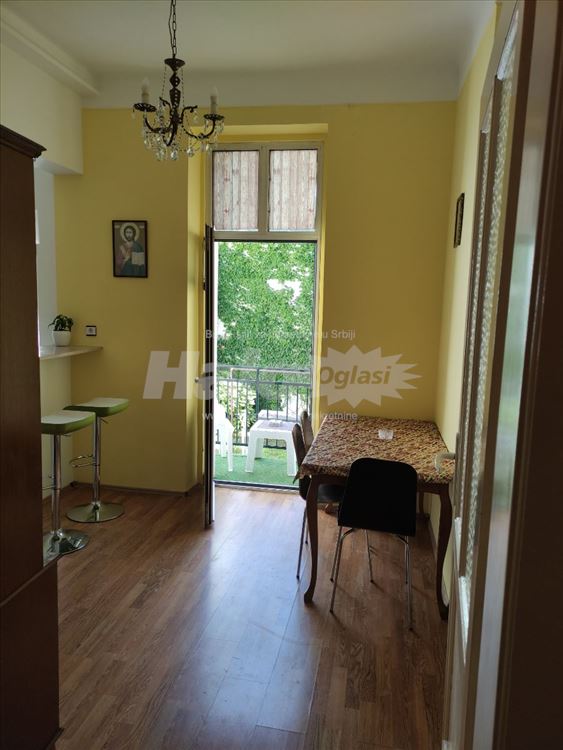 Salonac u blizini Hrama Svetog Save — 7