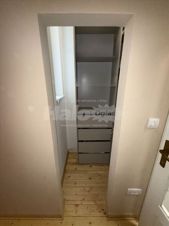 Salonski stan, renoviran, opremljen, parking mesto — 11