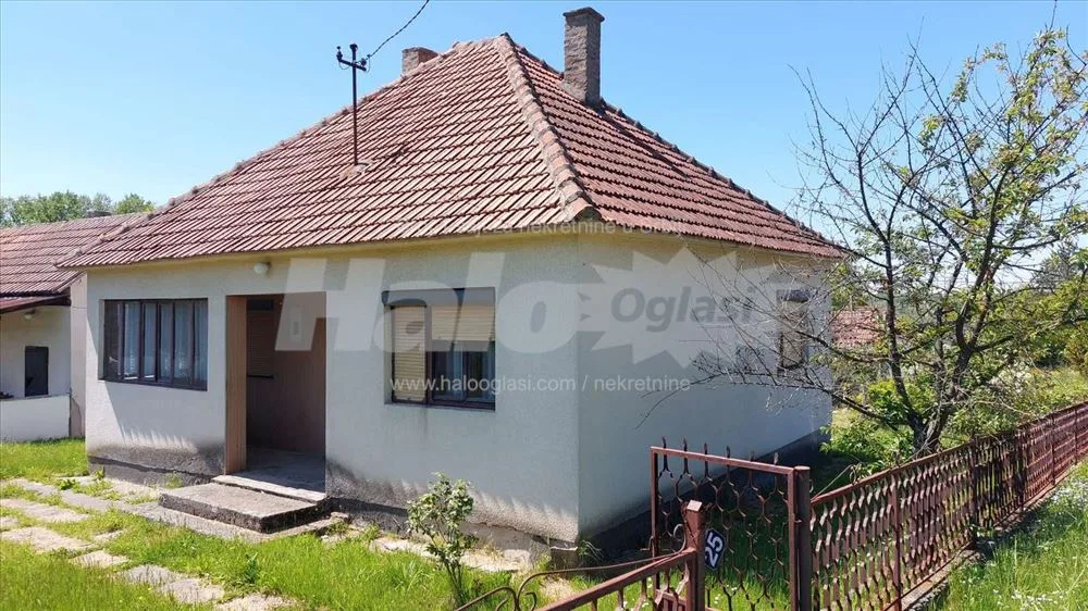 Seosko domaćinstvo od 38 ari, kuca 50 m2, prodaja. — 2
