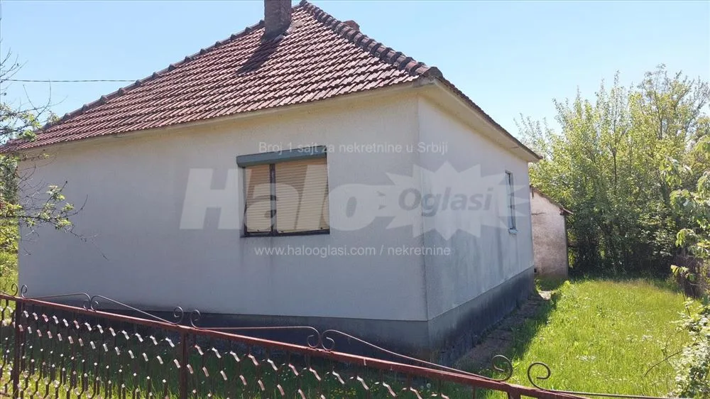 Seosko domaćinstvo od 38 ari, kuca 50 m2, prodaja. — 3