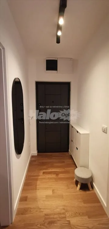 Smart Delux stan sa spostvenim dvoristem i parking — 9