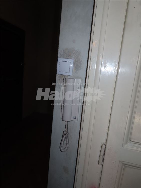 SNIŽENO Salonski stan pored Skupštine — 2
