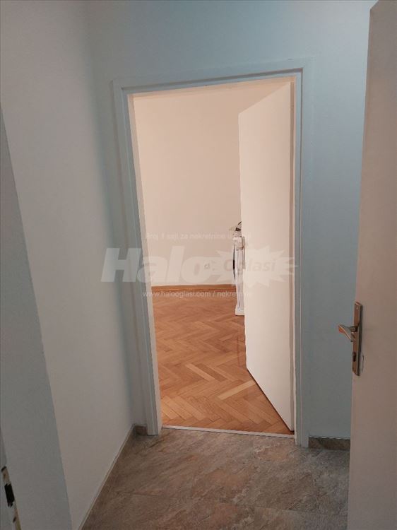 Stan 1.5-2soban 47m pulunamesten ili prazan — 2