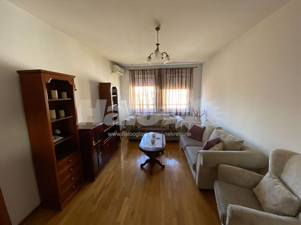 Stan kod Djeram pijace 60m2 - opcija Garaže — 2