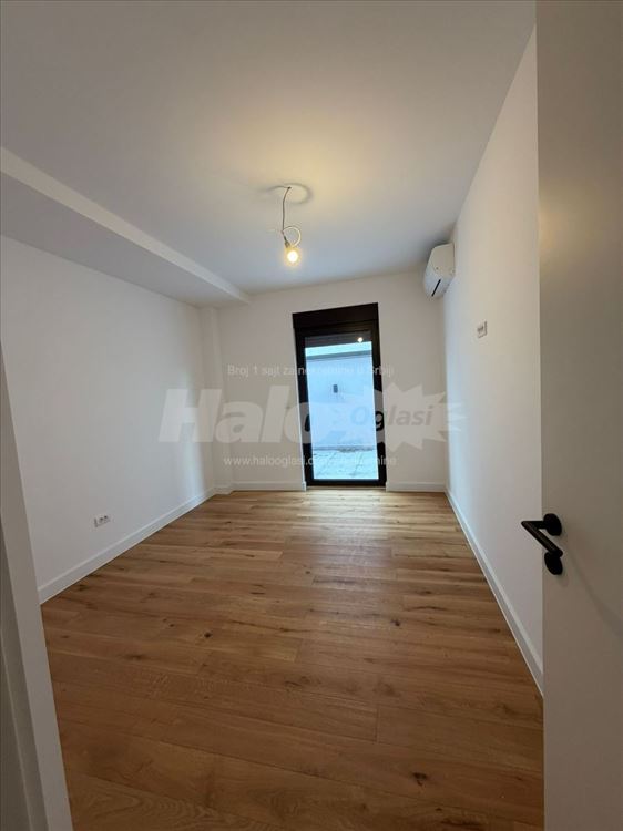 Stan / poslovni prostor 91m² + dvorište 120m² — 2