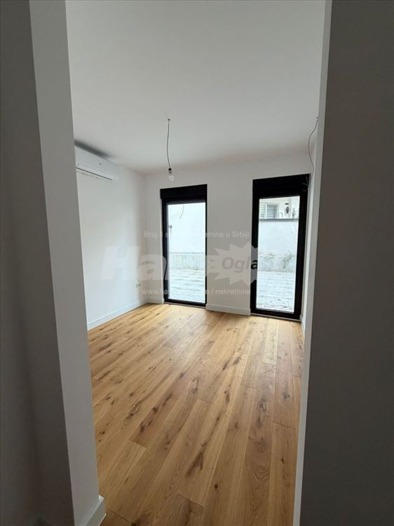 Stan / poslovni prostor 91m² + dvorište 120m² — 4
