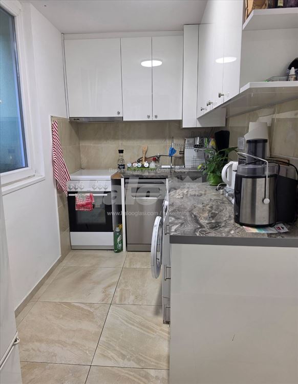 Stan površine 60 m², stara Bežanija. — 4