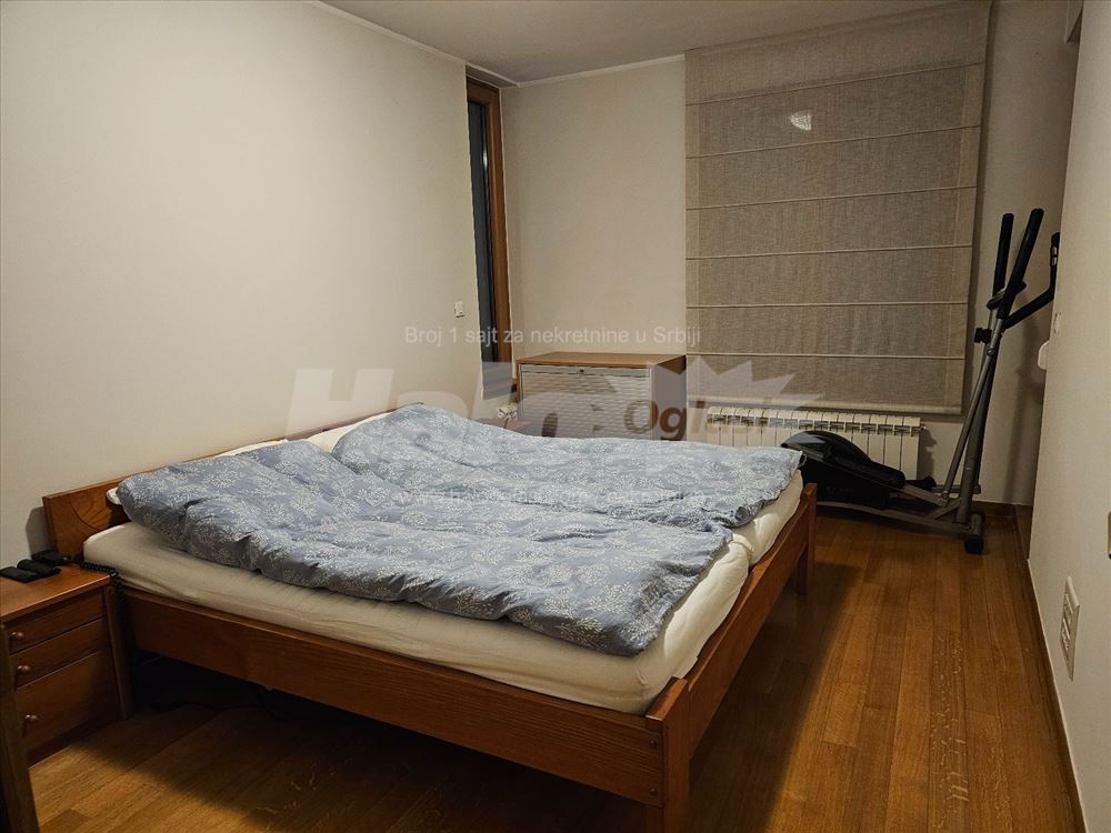 Stan s pogledom na banjičku šumu, jedini na spratu — 3