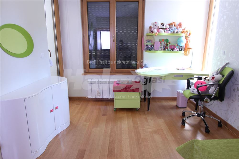 Stan s pogledom na banjičku šumu, jedini na spratu — 13