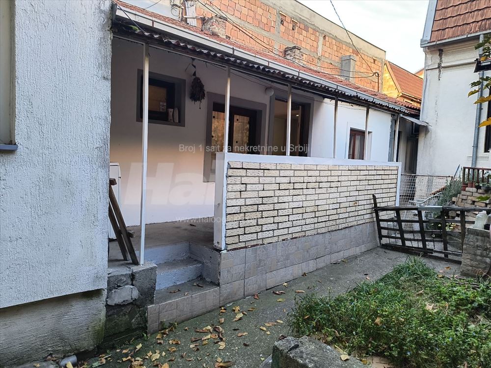 Stan sa dvoristem Lekino brdo — 2