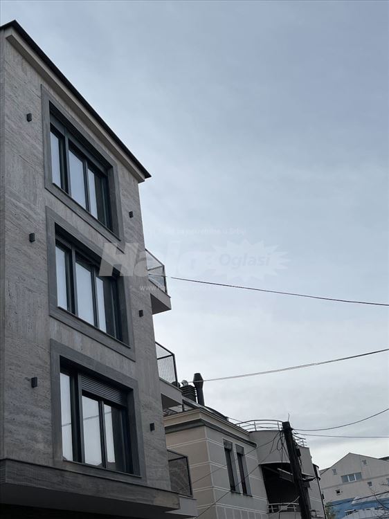 Stan sa dvoristem na Lekinom Brdu-  47.5 m2 — 3