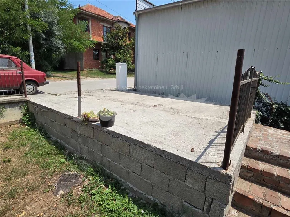 Stan sa dvorištem, parking mestom i ostavom — 11