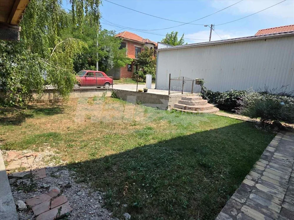 Stan sa dvorištem, parking mestom i ostavom — 12