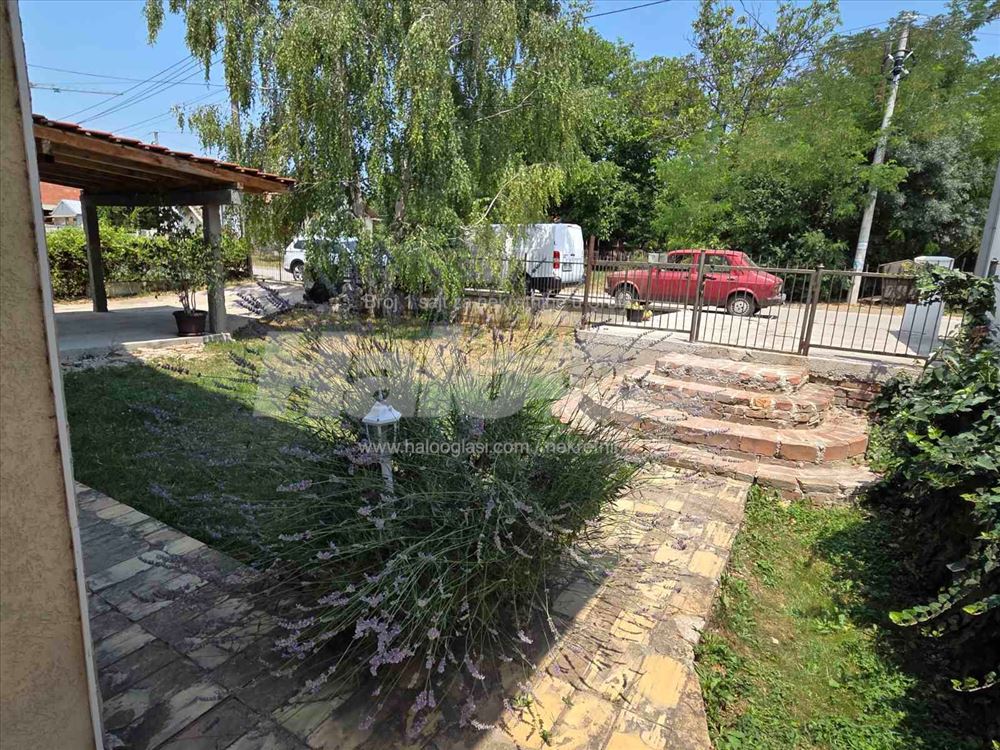 Stan sa dvorištem, parking mestom i ostavom — 13
