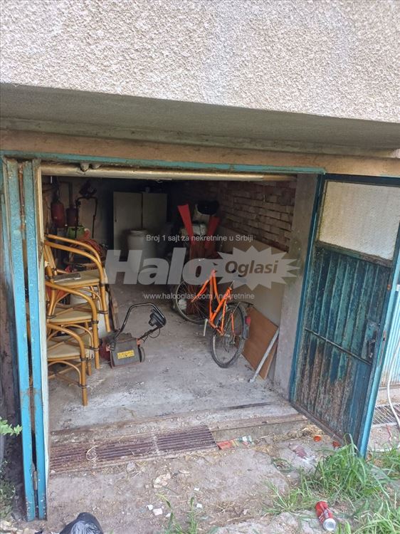 Stan sa garažom i podrumom — 12