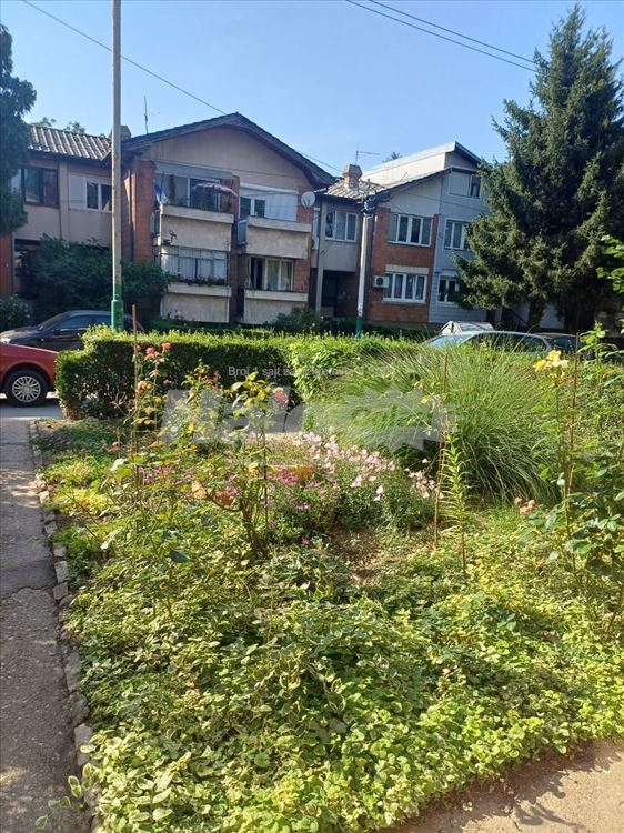 Stan sa garažom i podrumom — 13