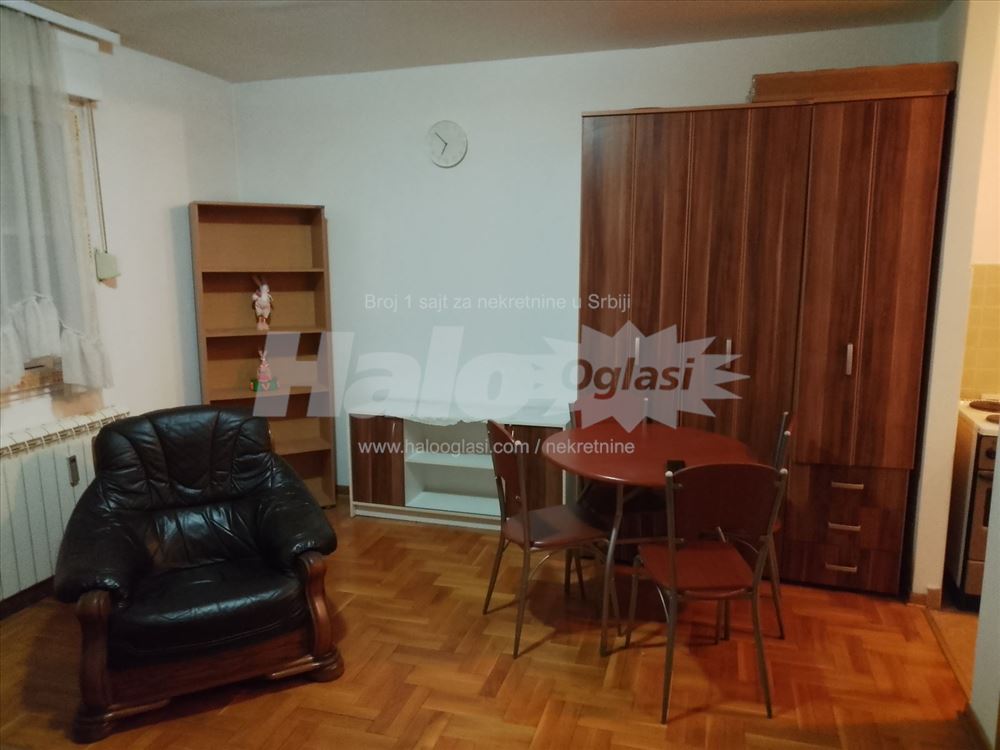 Stan u Filmskom gradu 27m2 odmah useljiv — 2