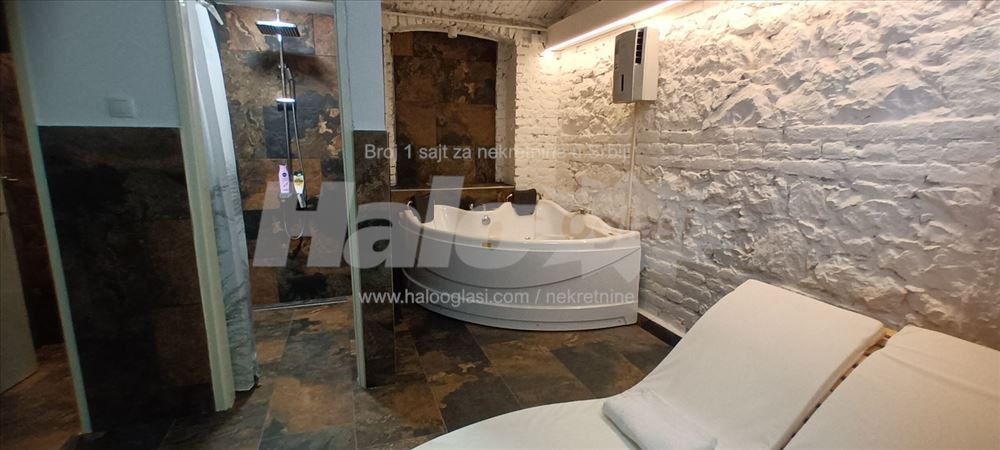 Stan u industrijskom stilu sa spa prostorom — 6