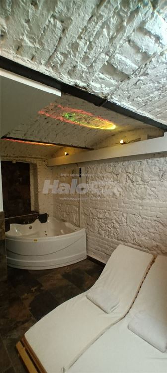 Stan u industrijskom stilu sa spa prostorom — 9