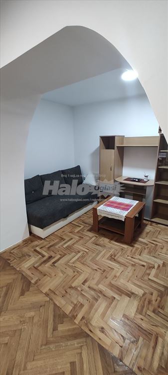 Stan u kuci, sa zasebnim ulazom i dvorostem — 8