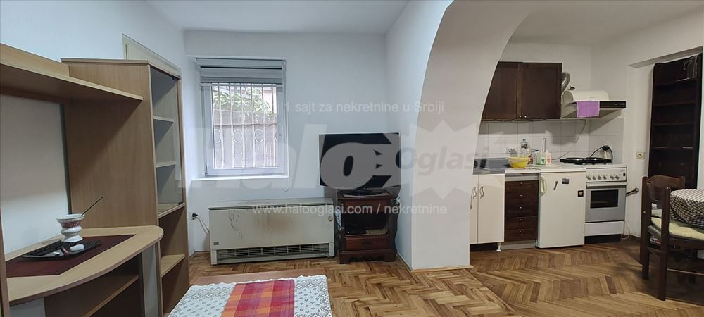 Stan u kuci, sa zasebnim ulazom i dvorostem — 9