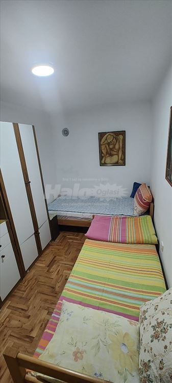 Stan u kuci, sa zasebnim ulazom i dvorostem — 11