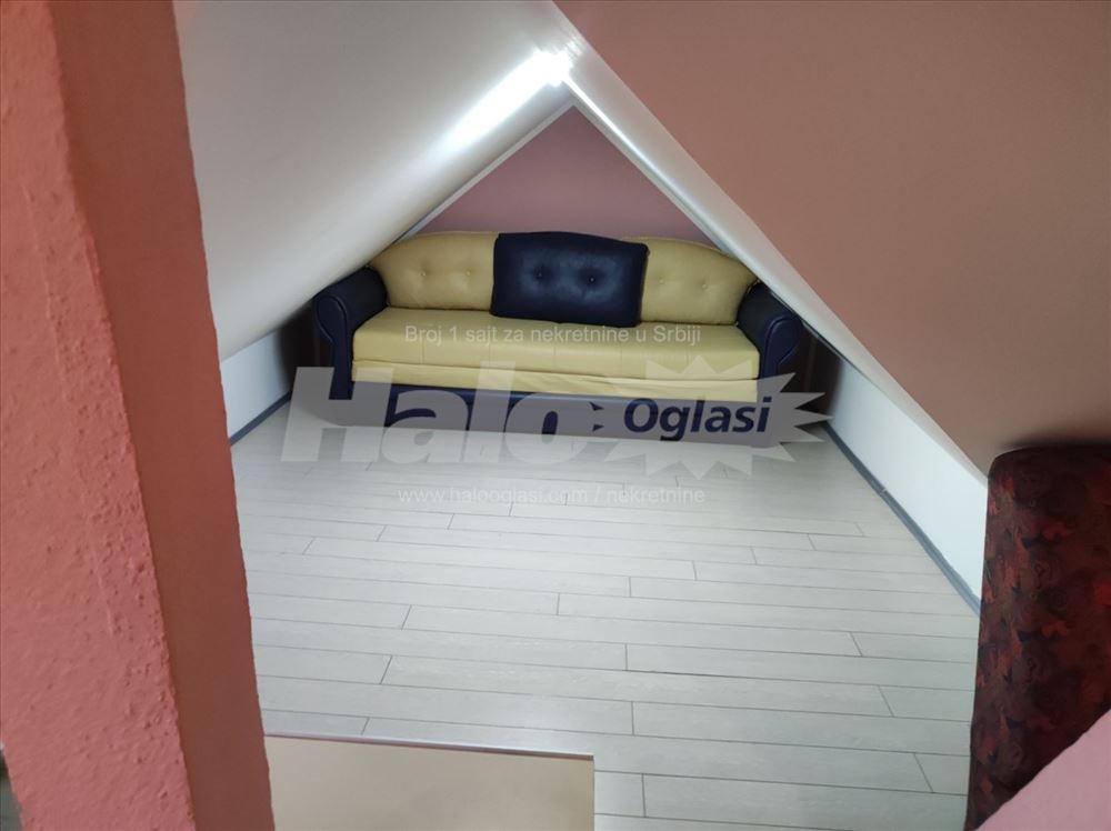 Stan u kući sa terasom i parking mestom — 10