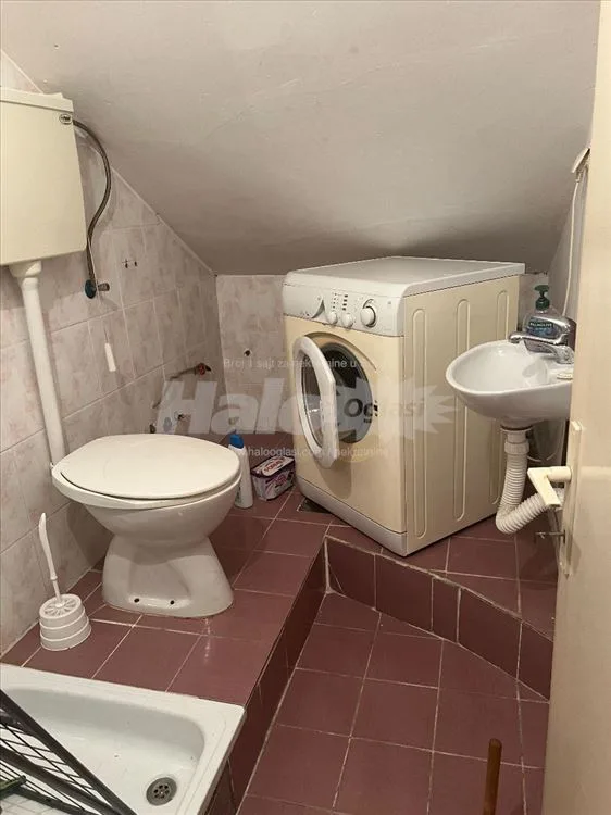 Stan u potkrovlju u privatnoj kući — 3