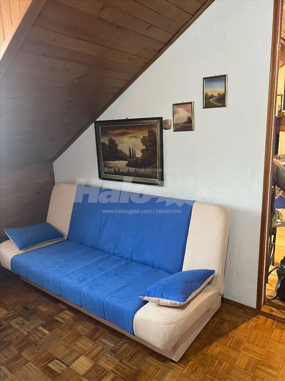 Stan u potkrovlju u privatnoj kući — 4