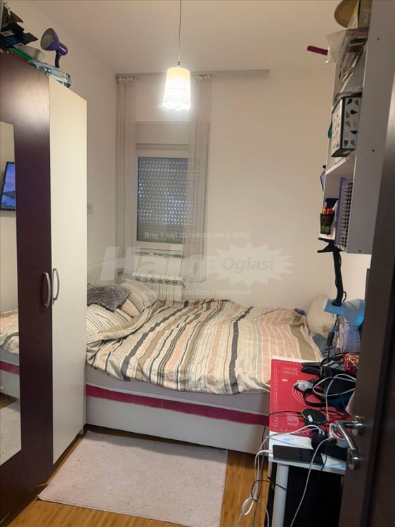 Prodaje se jedinstven porodičan stan sa dvorištem — 12