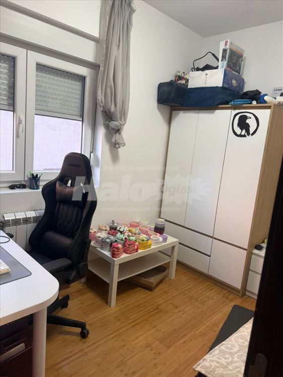 Prodaje se jedinstven porodičan stan sa dvorištem — 15