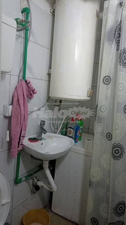 Stan u Zemun Polju, kod pijace — 2