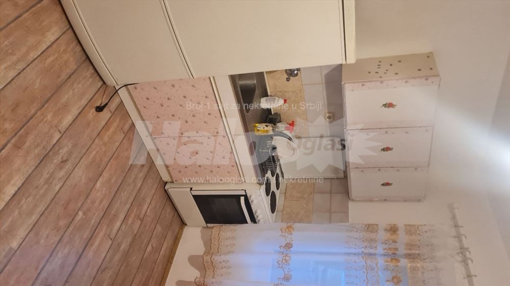 Stan za samca u renoviranoj kuci u prizemlju — 3