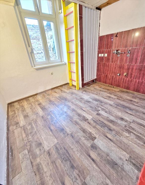 Strogi centar- uknjižen manji stan sa galerijom — 2
