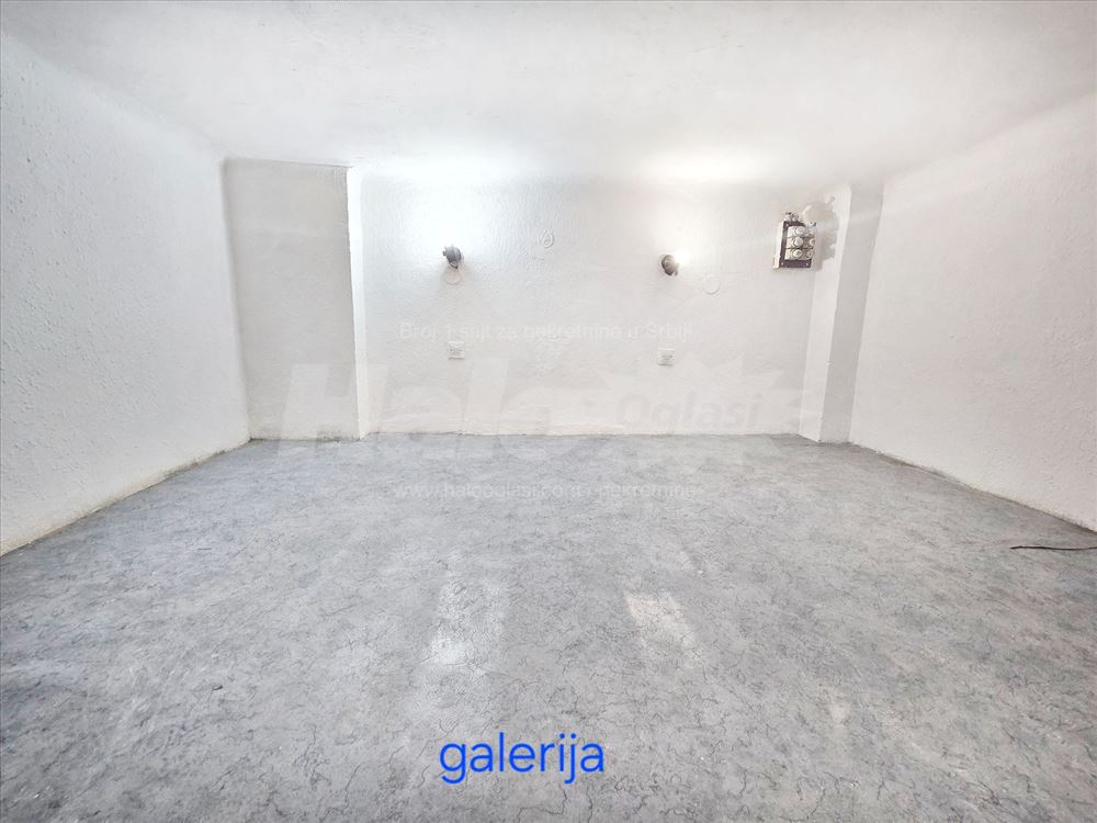Strogi centar- uknjižen manji stan sa galerijom — 5