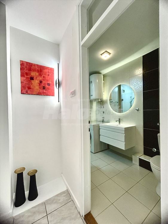 Svetao moderan , Novi Beograd, — 2