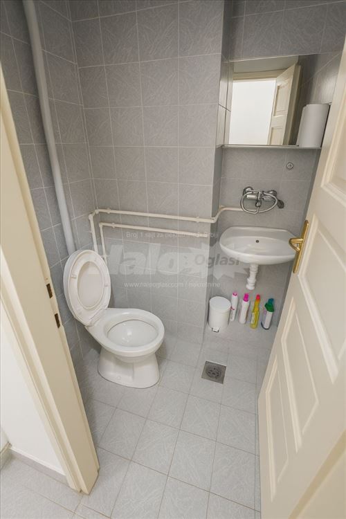 Svetao stan u srcu grada–idealna investicija, Trg — 12