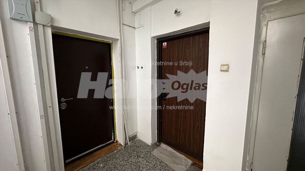 Tri prostorije od 70m2. 40m2. 20m2.Dvaparkingmesta — 8